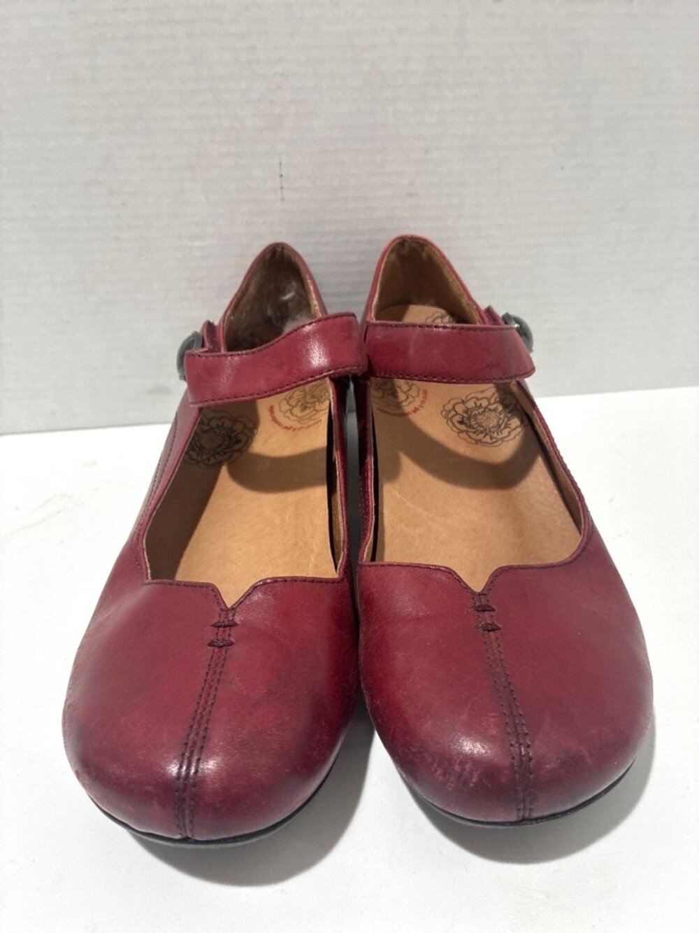 Taos woman’s Mary Jane heels shoes color red leather size 7 - Picture 2 of 8